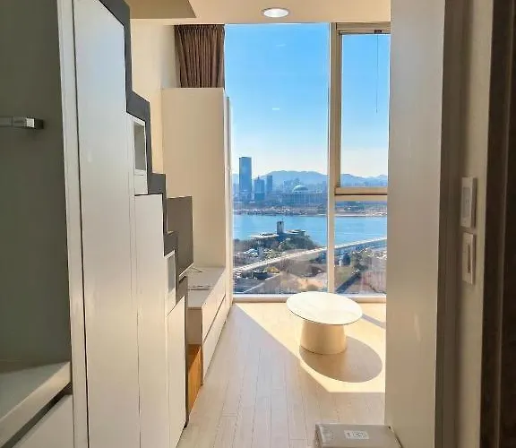 아름다운 여의도한강뷰 홍대역9분 합정역1분 한강공원5분 올리브영1분 2qbed Appartement Seoel